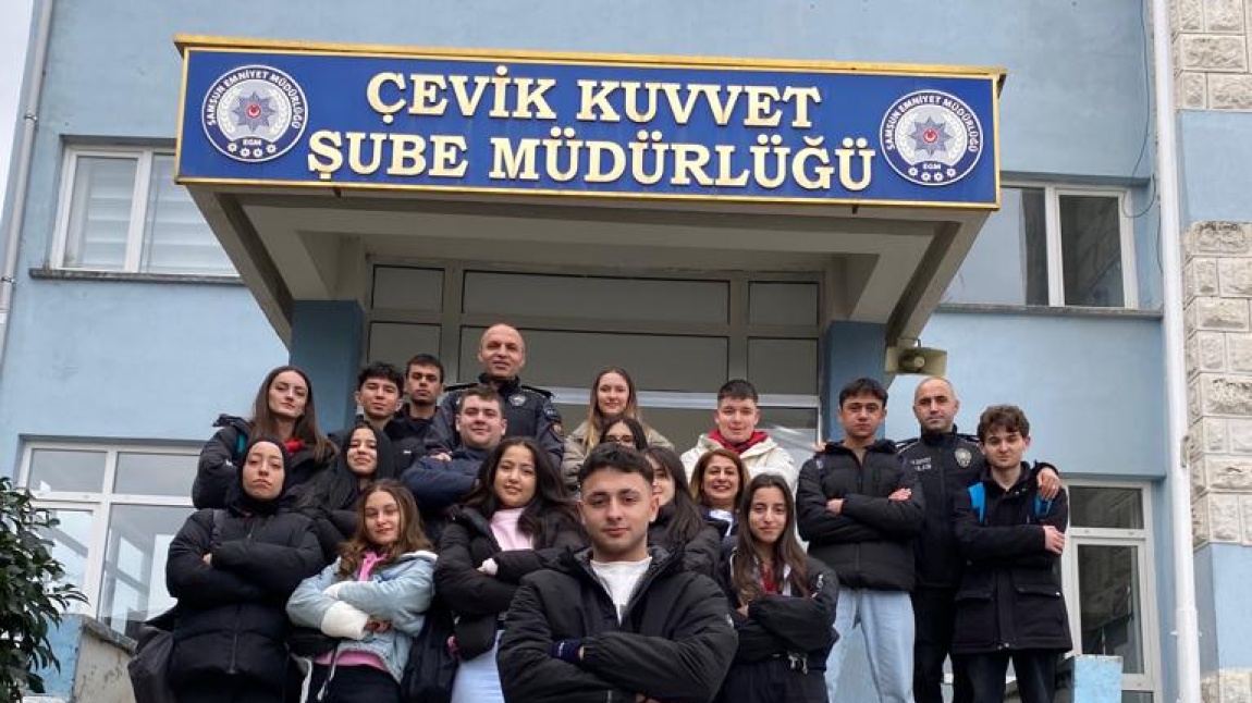 12/A sınıfı öğrencilerimiz Samsun Çevik Kuvvet Şube Müdürlüğü'nü ziyaret ettiler.