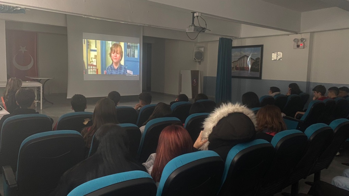 Akran zorbalığını önleme çalışmaları kapsamında öğrencilere Akran zorbalığını konu alan film izletildi.